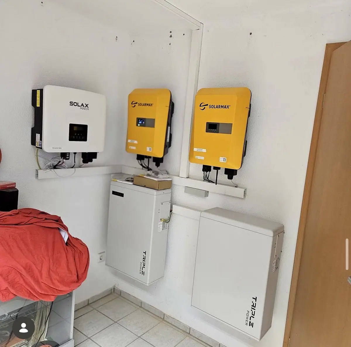 Nachgerüsteter AC-Speicher mit SolaX- und SolarMax-Wechselrichter