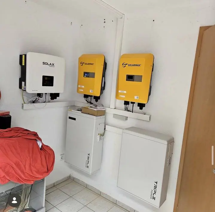 Nachgerüsteter AC-Speicher mit SolaX- und SolarMax-Wechselrichter an der Wand