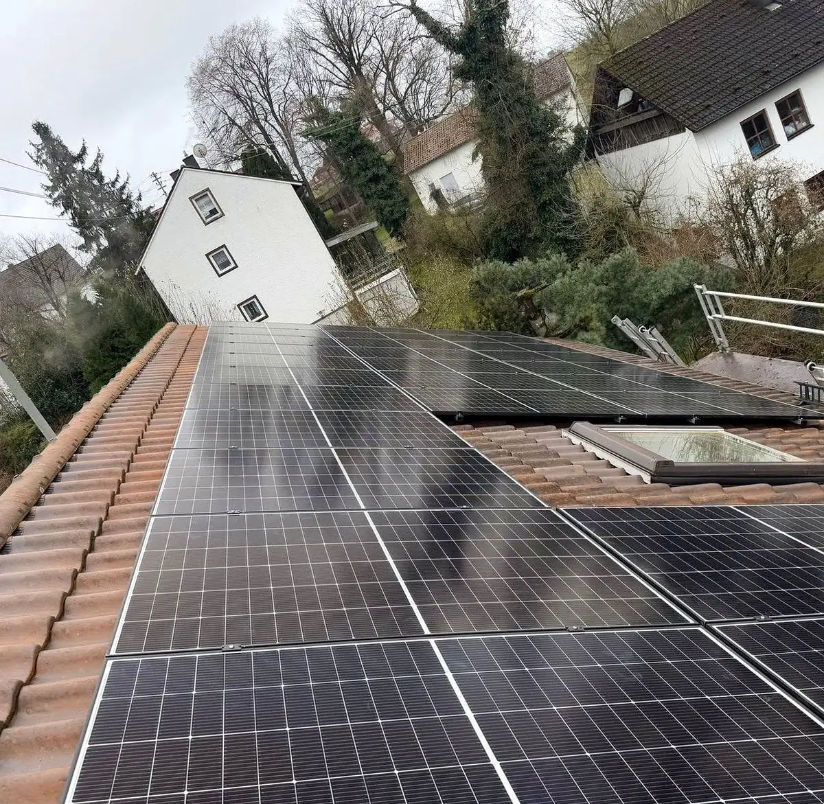 Photovoltaik-Anlage auf dem Ziegeldach eines Einfamilienhauses
