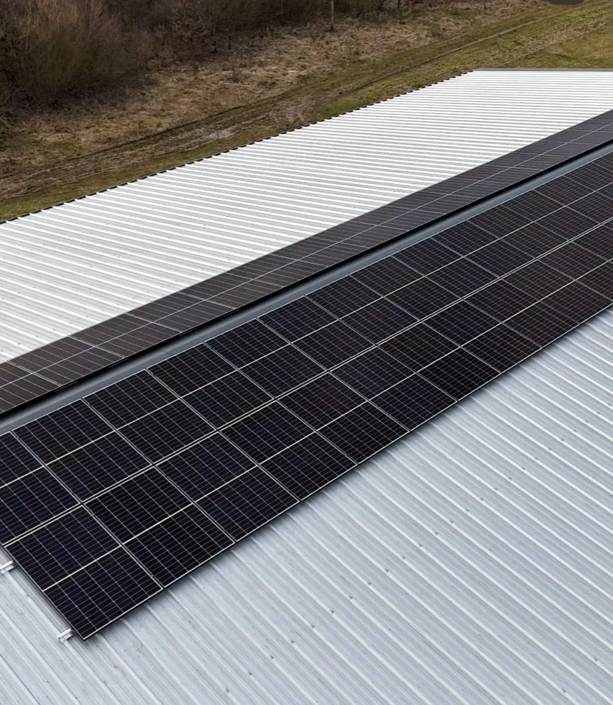 Photovoltaik-Module auf dem Trapezblechdach einer Gewerbehalle