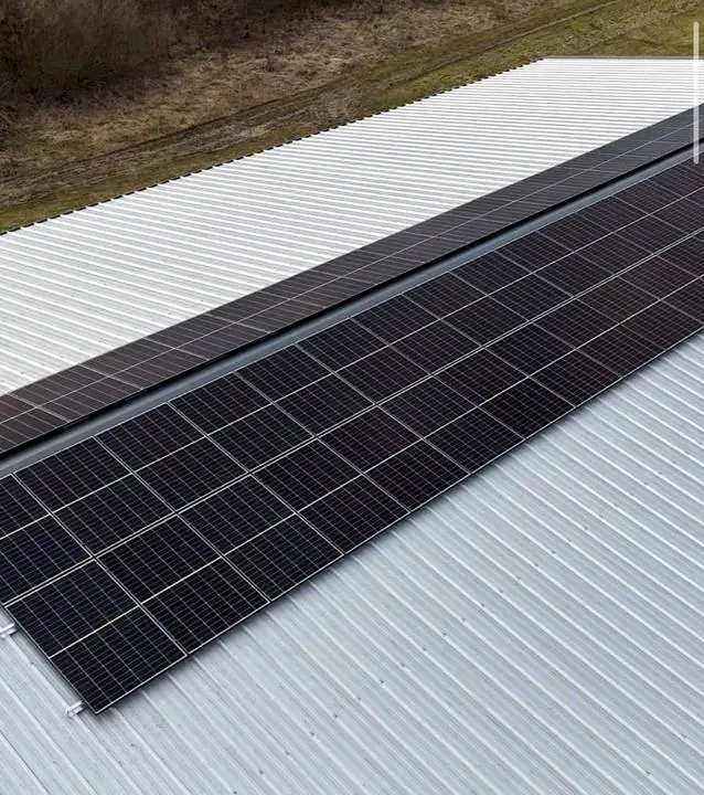 Große Photovoltaik-Anlage auf einem Hallendach