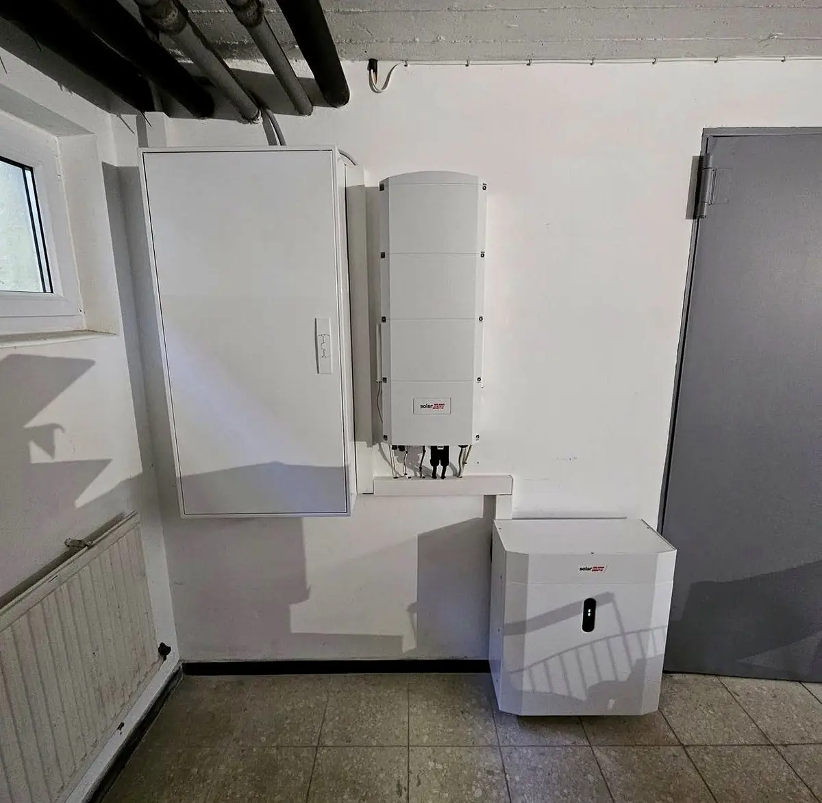 Kompaktes SolarEdge System im Keller montiert