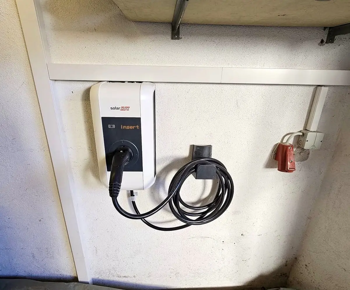 SolarEdge Wallbox-Ladestation an der Hauswand