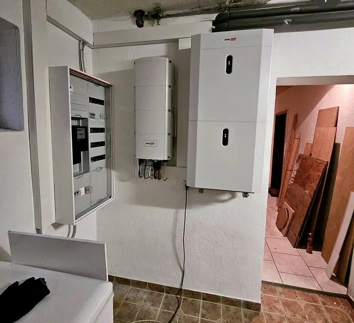 Sauber verkabelter Zählerschrank mit Wechselrichter und Speicher
