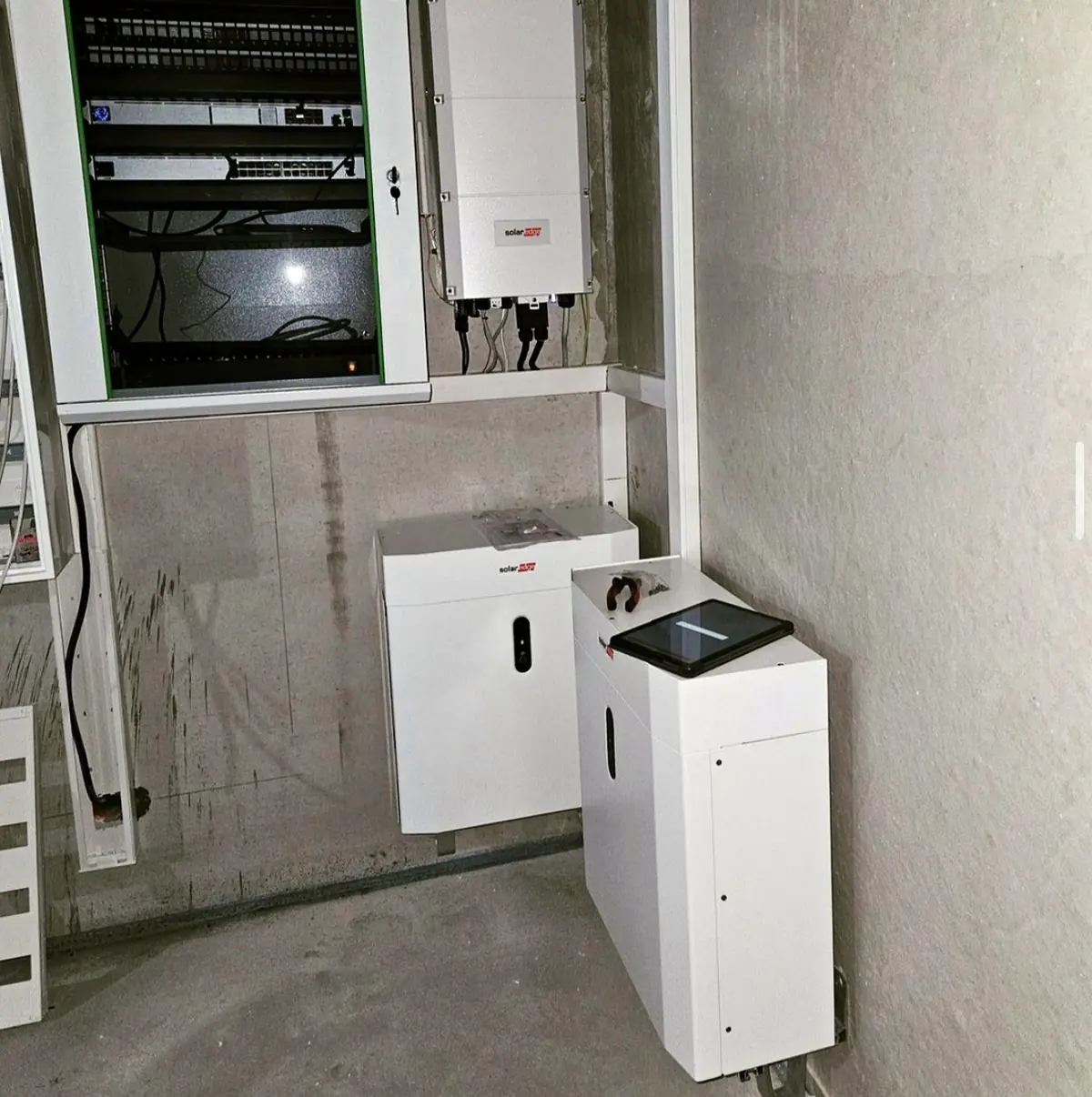 Stromspeicher mit Notstromfunktion im Technikraum