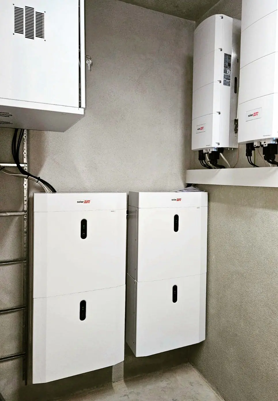 Doppelter Stromspeicher mit zwei Wechselrichtern